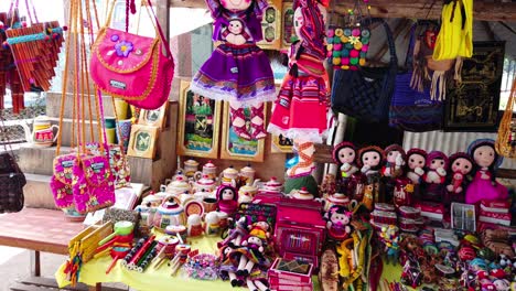 video diurno de 4k que muestra una colorida tienda de souvenirs en una tarifa local en huanuco, perú