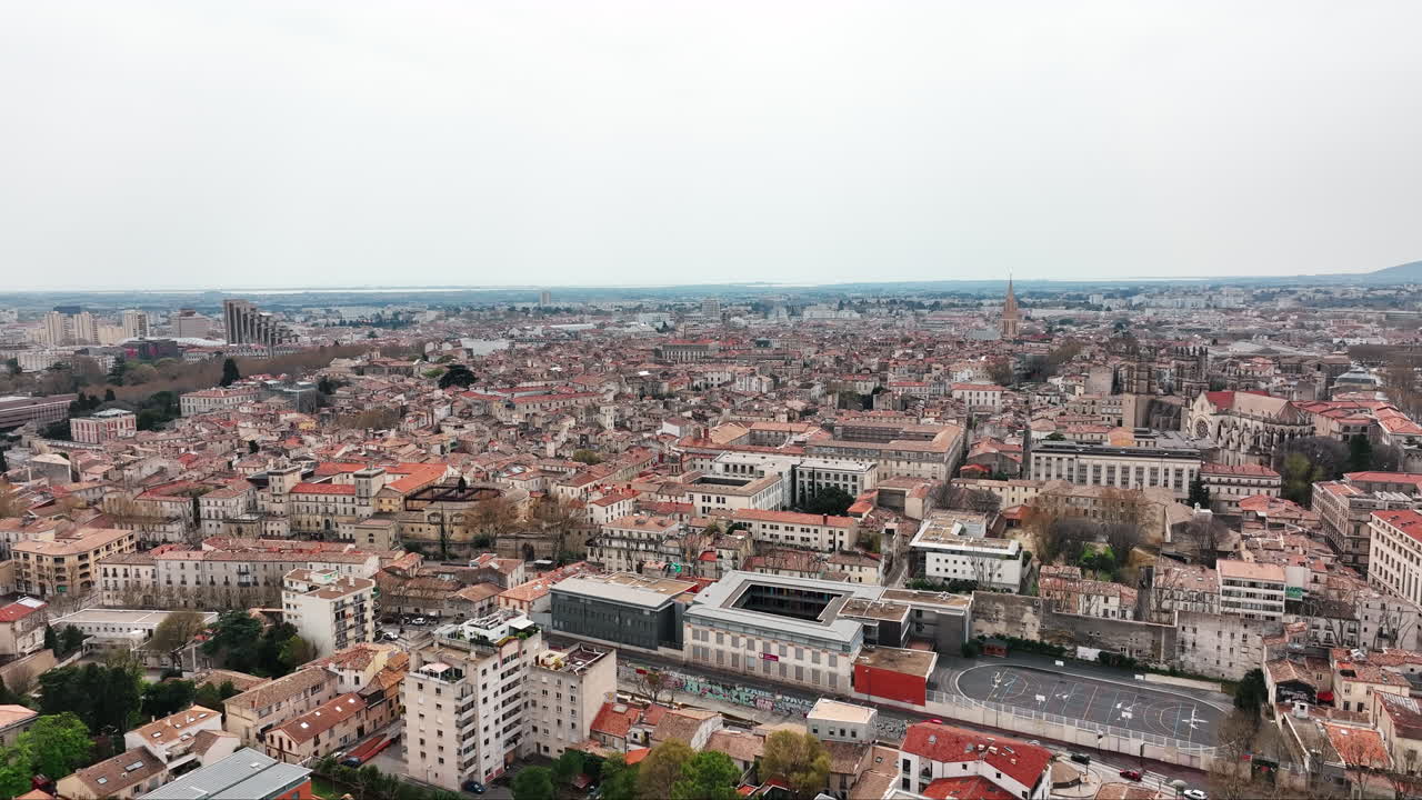 몽펠리에의 보아스 아츠의 상단: 도시 아름다움과 기분이 좋지 않은 하늘을 만니다.