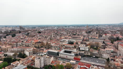 Vista-Aérea-De-Bellas-Artes,-Montpellier:-La-Belleza-Urbana-Se-Encuentra-Con-Cielos-Cambiantes.