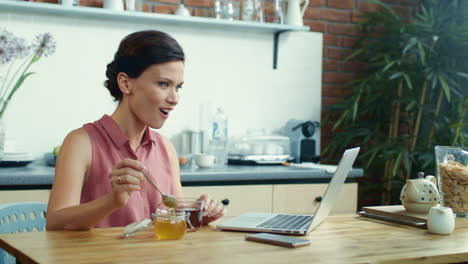 Mujer-Usando-Una-Computadora-Portátil-Para-Videollamadas-En-Línea