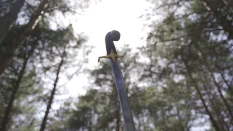 una herramienta de guerra medieval, la espada.