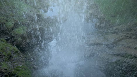 Vista-Desde-Detrás-De-La-Cascada-Alpina-De-Flujo-Rápido