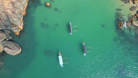 Aerial-view-of-beautiful-crystal-clear-water-with-boats-in-Butterfly-beach-Goa-India-4K-Drone