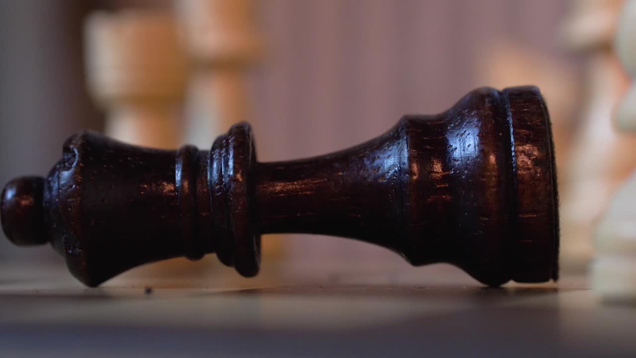 reina negra cayó en una partida de ajedrez - primer plano