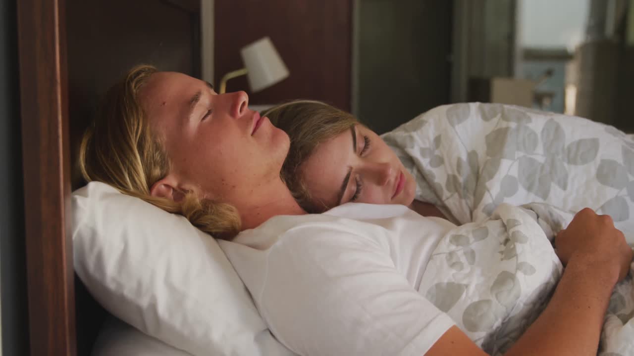 pareja caucásica que se auto aísla en casa durante la pandemia de coronavirus covid19