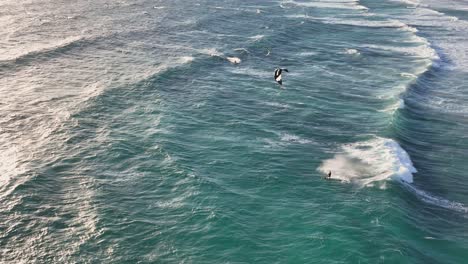 Kitesurfistas-En-Misty-Cliff-Cerca-De-Ciudad-Del-Cabo,-Sudáfrica