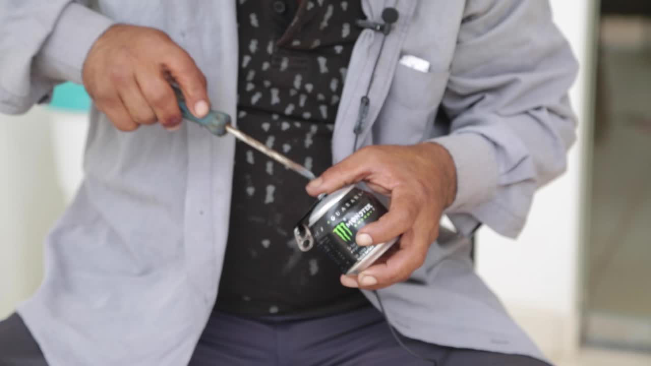 el hombre convierte una lata en una obra de arte con unas tijeras y una pequeña navaja-5