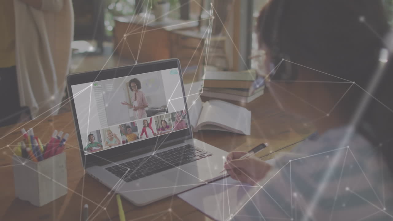 animación de la red de conexiones sobre una chica afroamericana haciendo la tarea en videocall en una computadora portátil.