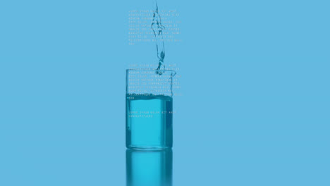animación del lenguaje informático en movimiento lento de un vaso lleno de líquido cayendo al suelo
