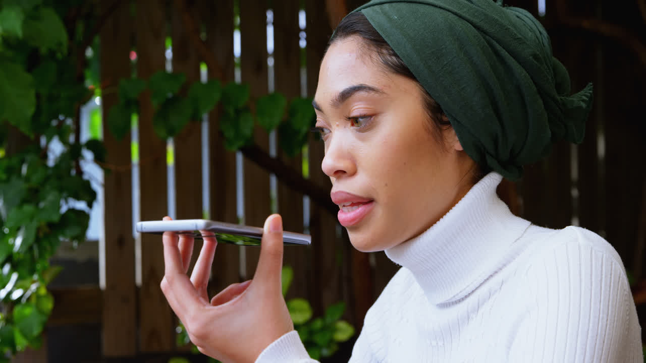 카페테리아 4k에서 휴대전화로 이야기하는 여성