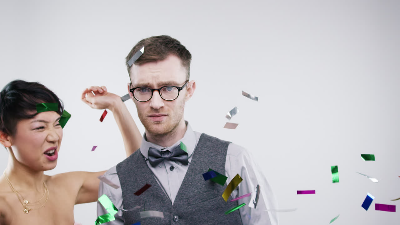 재미있는 괴짜 남자 섹시한 여자 춤추는 느린 동작 결혼식 사진 부스 시리즈