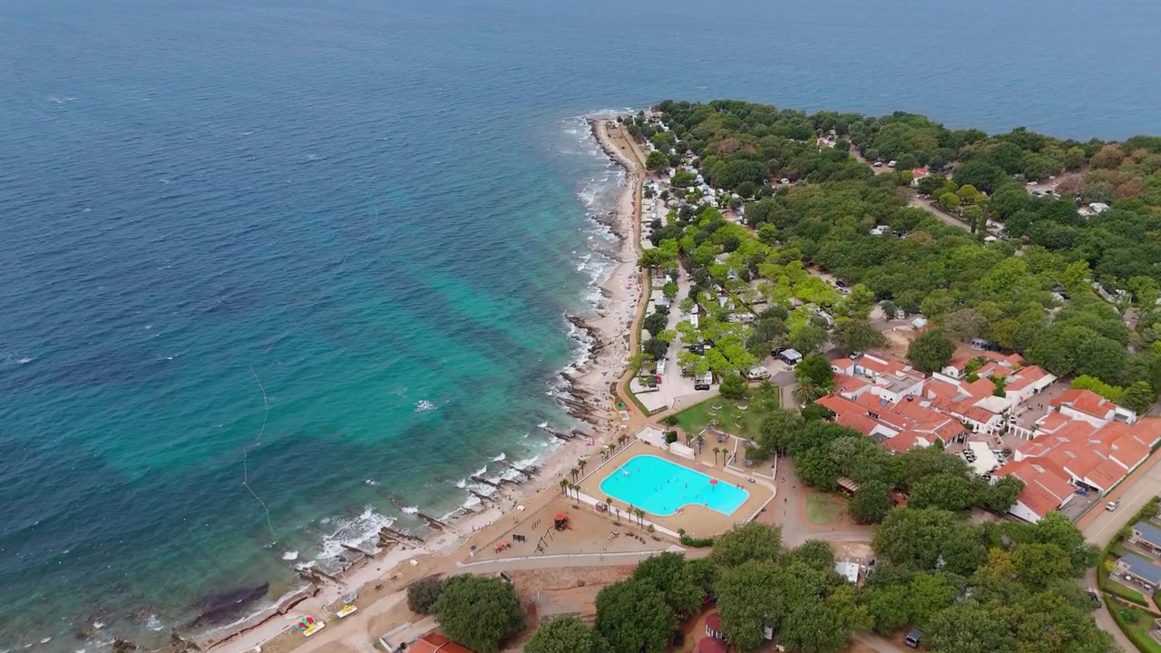 FKK Camping Ulika Perto de Poreč com Autocaravanas Vista Aérea de Drone Durante um Dia de Verão Ensolarado na Bela Costa Adriática na Ístria, Croácia