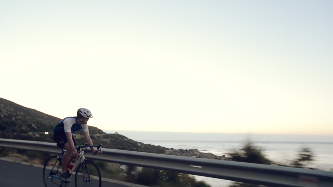 건강한 남자가 도로 자전거를 타고 야외 피트니스 스테디캠 촬영