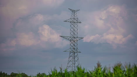 lapso de tiempo estático de las nubes que se mueven detrás del pilón de la línea eléctrica en la naturaleza