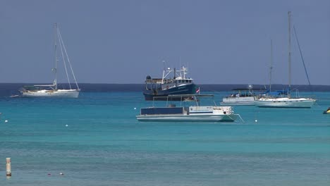 Veleros-Y-Botes-Pequeños-En-Las-Aguas-Turquesas-De-Grand-Turk,-Islas-Turcas-Y-Caicos