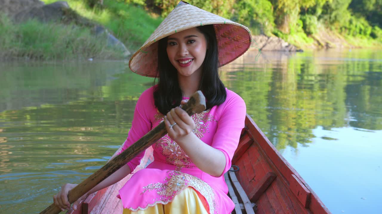 Vietnamese Woman Rowing A Boat And Looking At Camera, Video In 4K