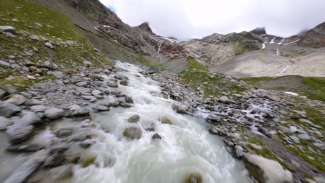 el agua fluye sobre las piedras del glaciar fellaria en valmalenco de valtellina, italia