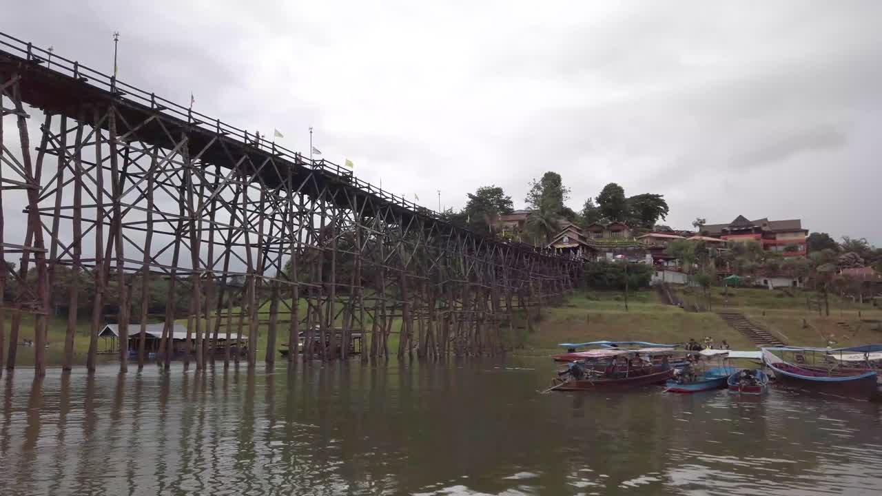 las imágenes de la atmósfera del puente mon en sangklaburi, provincia de kanchanaburi, tailandia