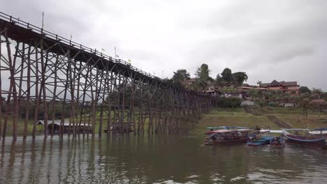 Die-Aufnahmen-Der-Atmosphäre-Der-Mon-brücke-In-Sangklaburi,-Provinz-Kanchanaburi,-Thailand