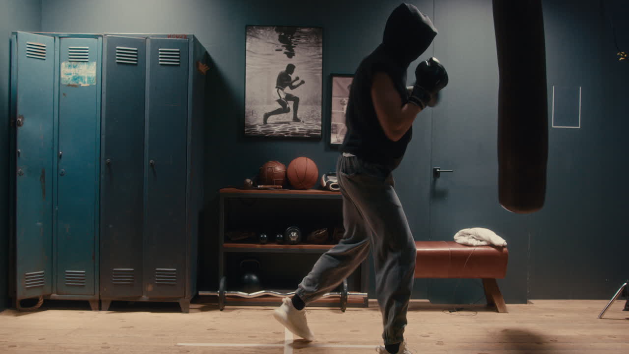 hombre boxeando en un gimnasio