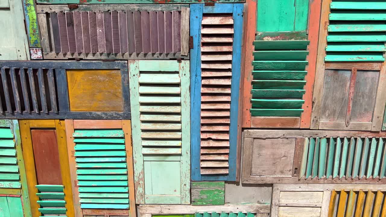 arte abstracto fresco de pared hecho de persianas coloridas, divertido estilo de diseño de arquitectura moderna, toma de 4k