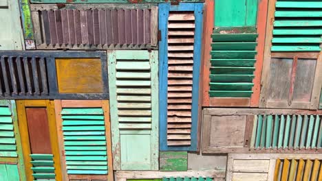 arte abstracto fresco de pared hecho de persianas coloridas, divertido estilo de diseño de arquitectura moderna, toma de 4k