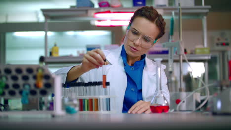 científico médico que trabaja en un laboratorio. investigación médica. médico científico cura