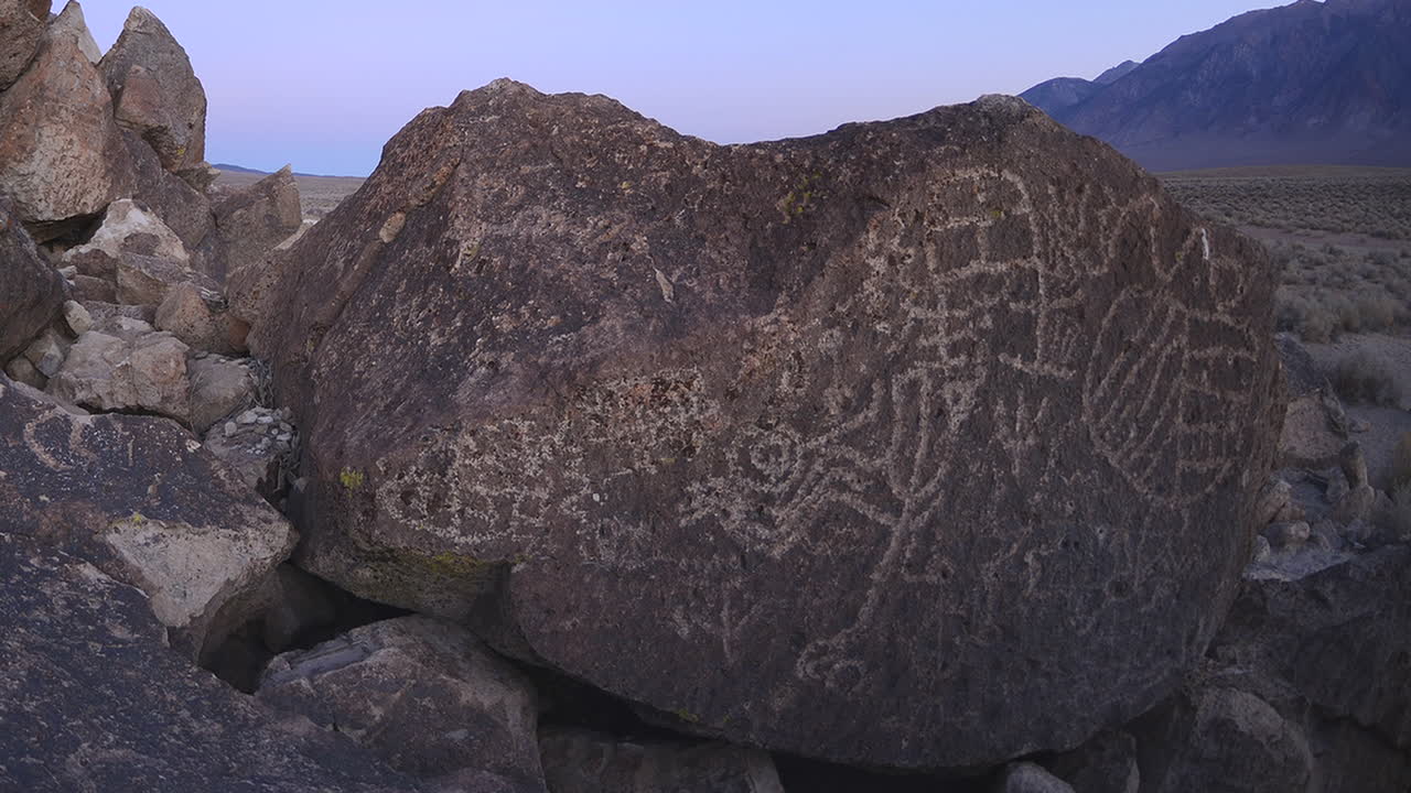 동부 시에라 캘리포니아에 있는 신성한 오웬스 밸리 파이우트 암각화 사이트의 새벽에 돌리 샷 시간 경과