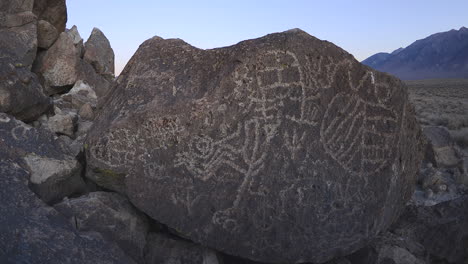 dolly tiro lapso de tiempo al amanecer de un sitio de petroglifos paiute sagrado valle de owens en las sierras orientales de california