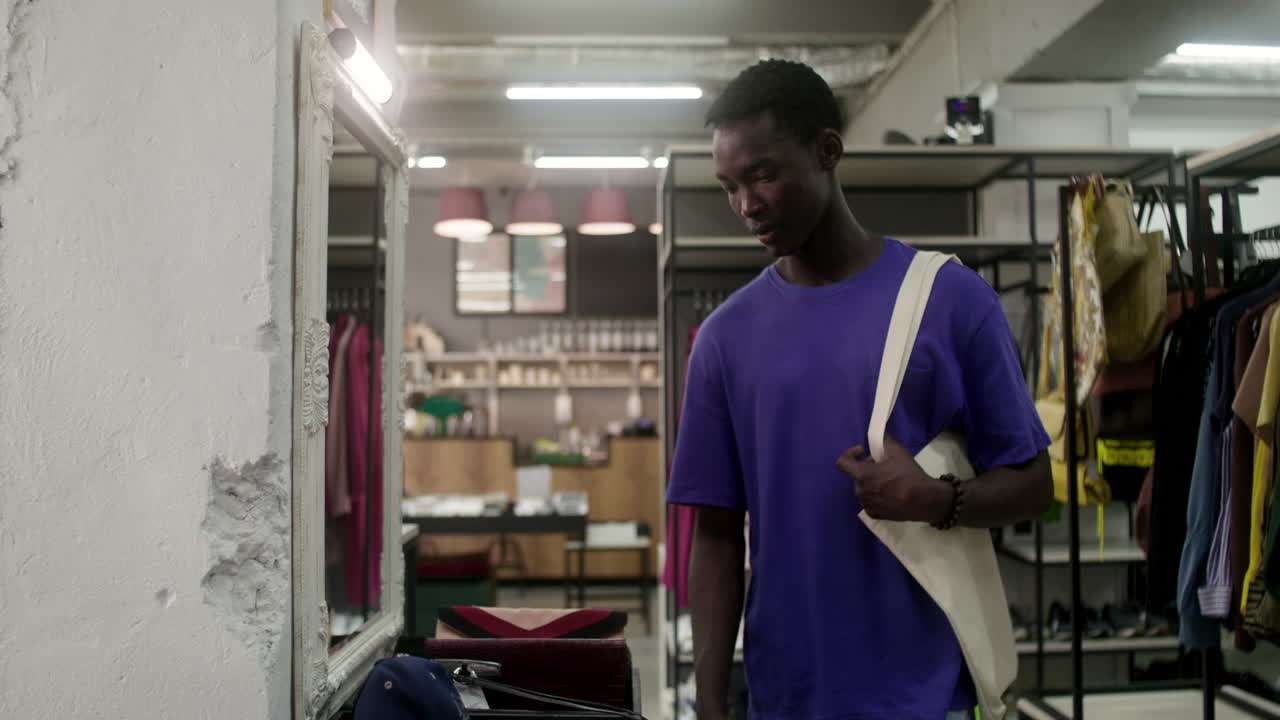 Sidebillede af afroamerikansk mand i en butik