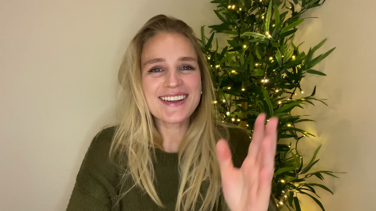 молодая женщина по видеосвязи слушает и реагирует на рассказ подруги