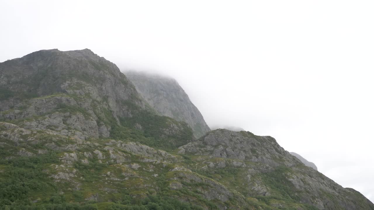 노르웨이 북부 산꼭대기 위의 구름과 안개