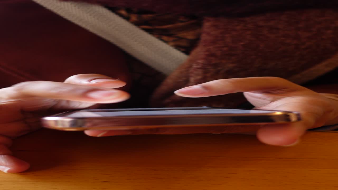 mujer usando un teléfono inteligente en un café