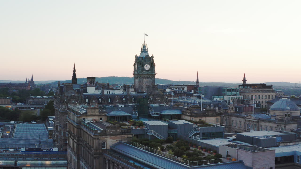 fotografía aérea de edimburgo al atardecer, con una gran torre del reloj