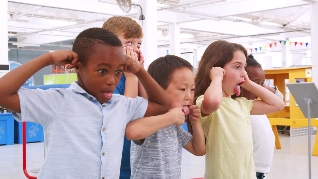 과학 센터에서 얼굴을 짓는 어린 학생들