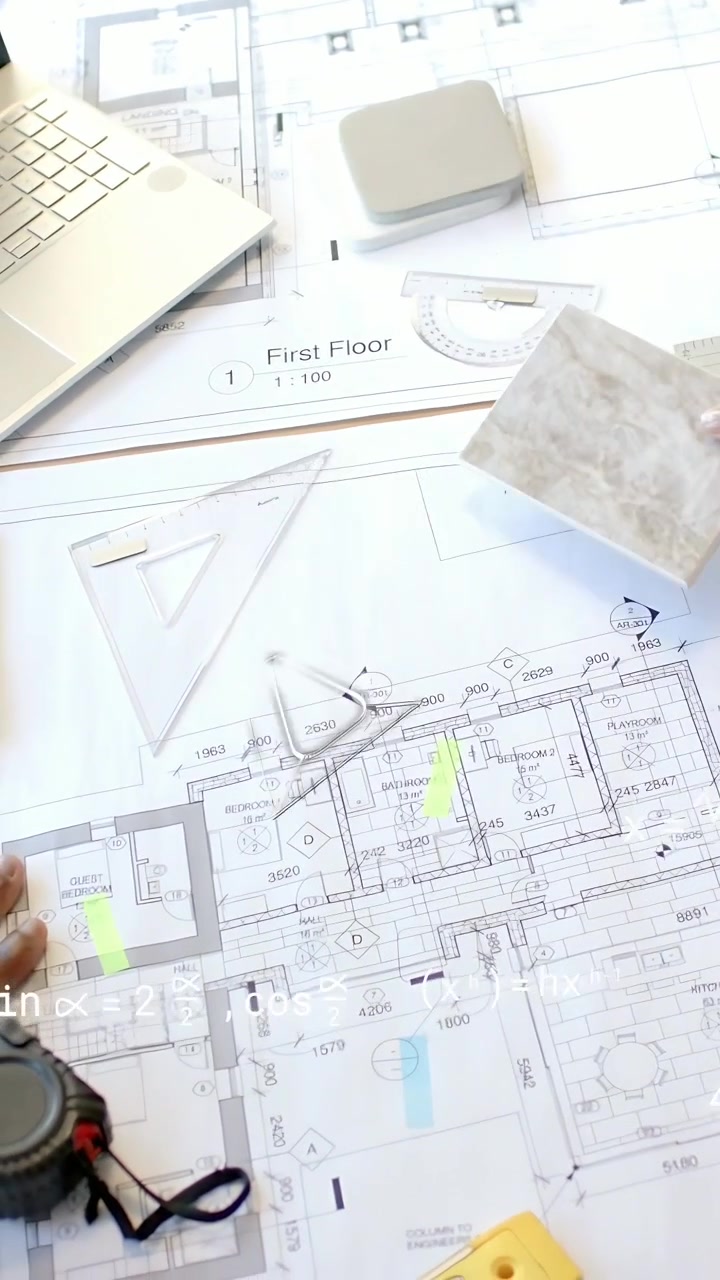 Vídeo vertical: Amostra de azulejo entrando pela direita, equipe de design testando sobre a planta do 1º andar para acabamento.