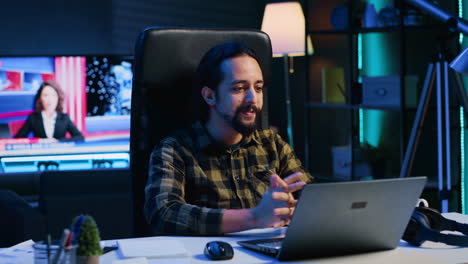 Un-Hombre-Sonriente-Relajándose-En-La-Sala-Viendo-Divertidos-Clips-De-Internet-En-Una-Computadora-Portátil