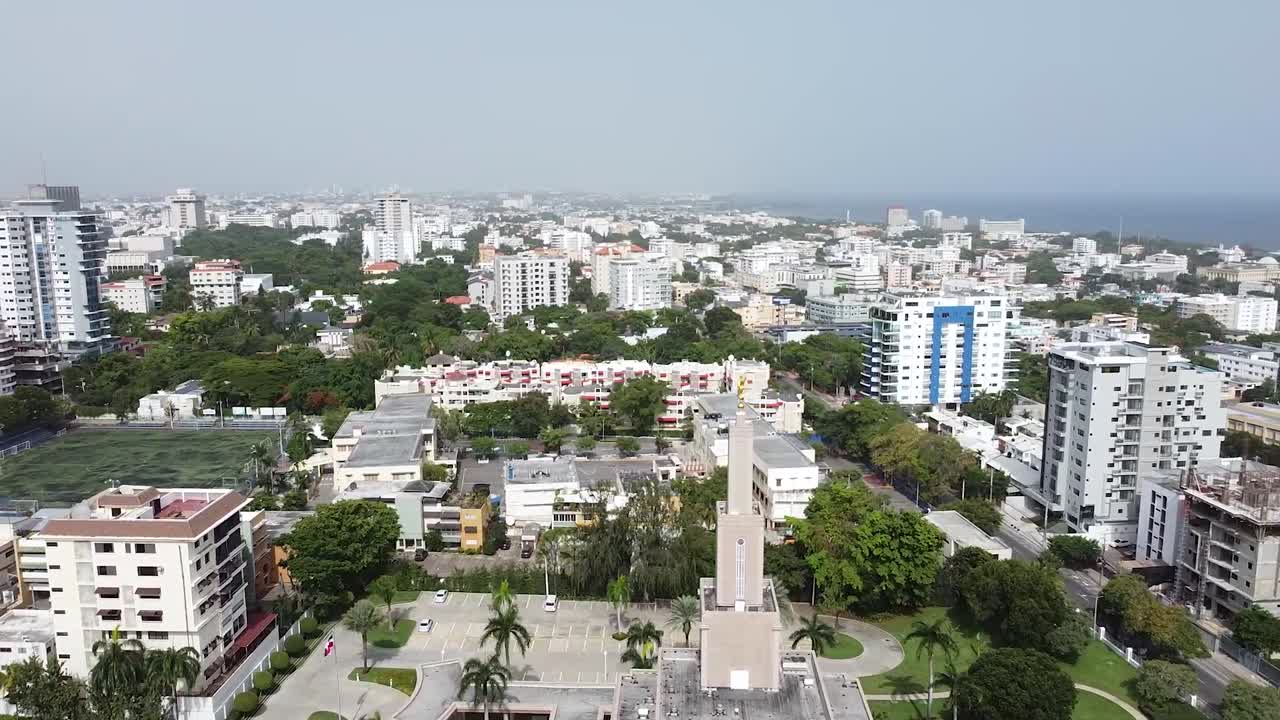 vista panorámica de drones que muestra la iglesia de jesucristo de los santos de los últimos días en santo domingo desde arriba
