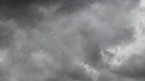 vista de las nubes de tormenta en el cielo oscuro 4k