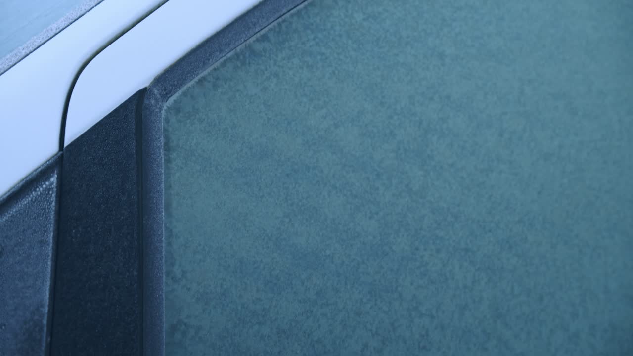 un camión cubierto de escarcha en una mañana de invierno, cierre, cámara lenta