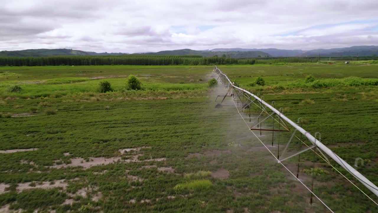 농지에 물을 주는 관개 피벗 - 공중 드론 샷