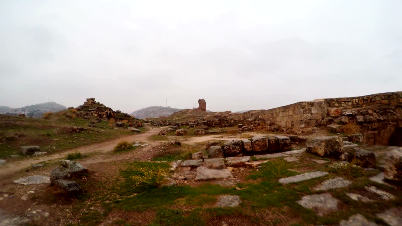 dentro de las ruinas del castillo de urfa nieve y lluvia