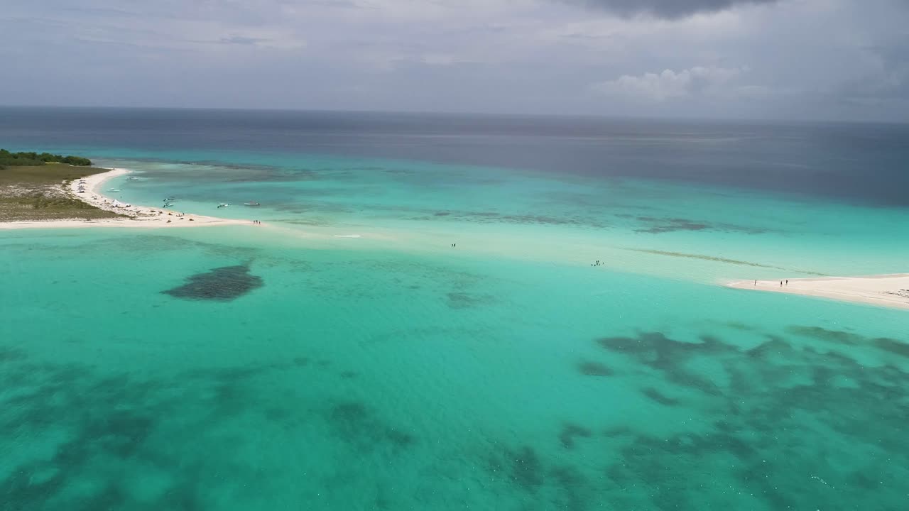 DRONE SHOT ALONG CAYO DE AGUA with sandbar flooded and different shades of blue, Cayo de Agua