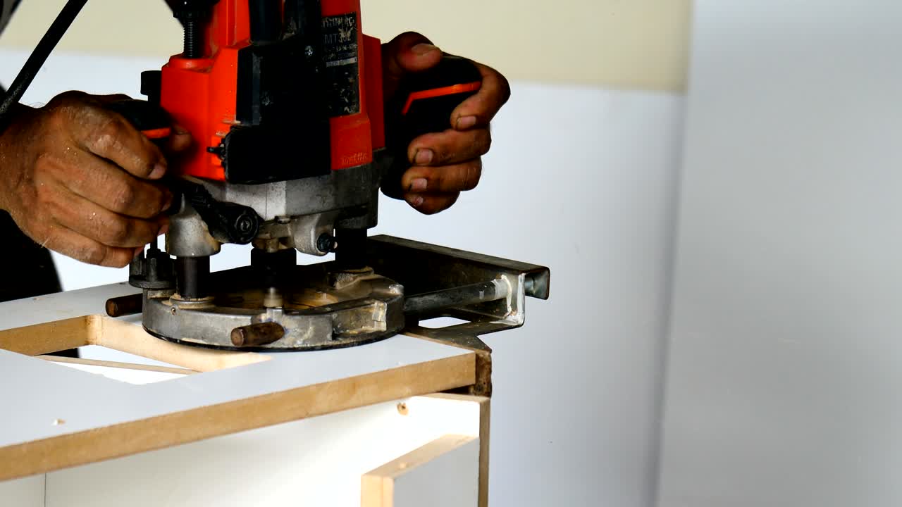 carpintero que trabaja en máquinas de carpintería