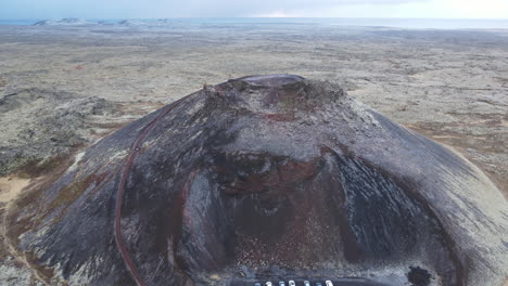 toma aérea de un volcán muerto en islandia
