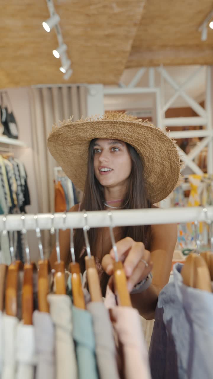 mujer comprando ropa