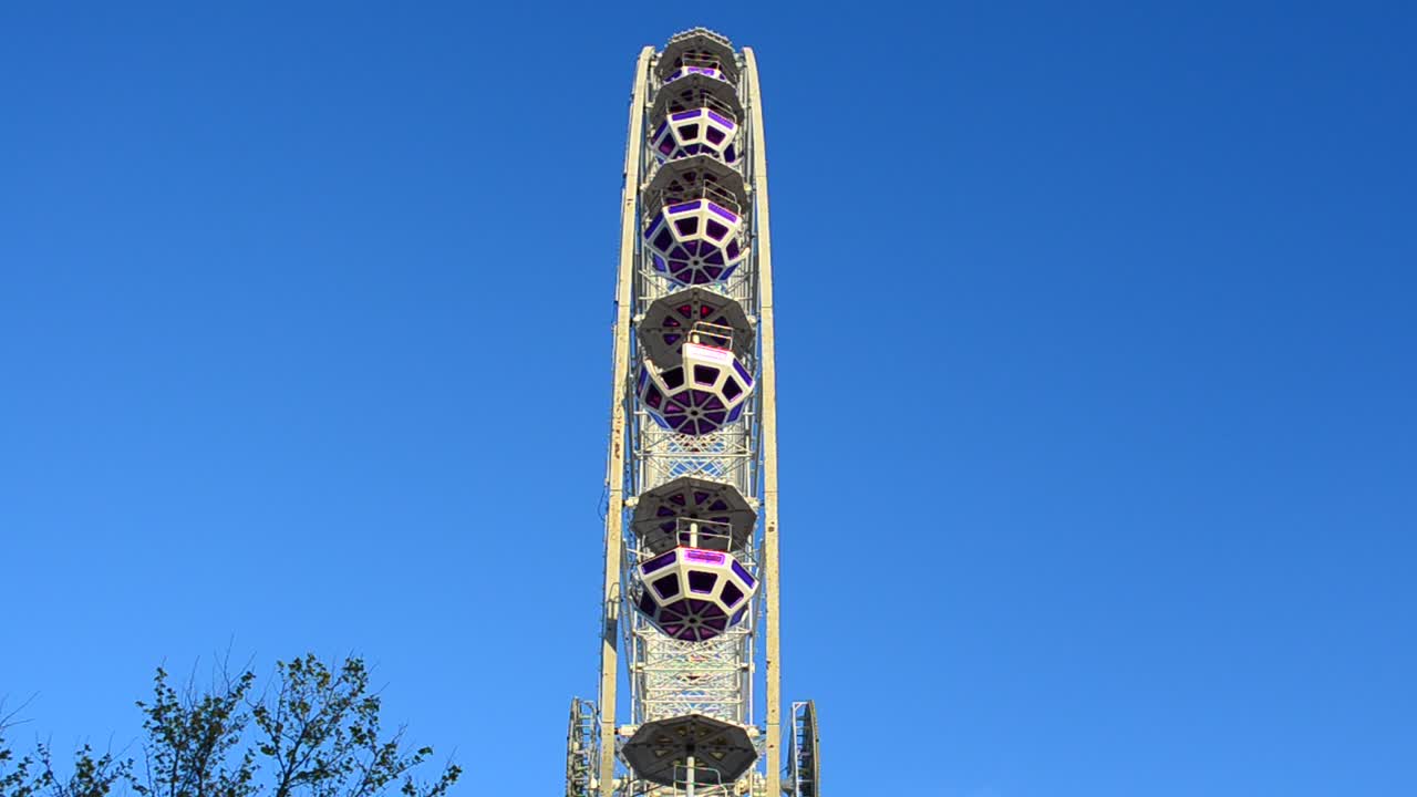 Grande ruota panoramica contro il cielo. Riprese serali