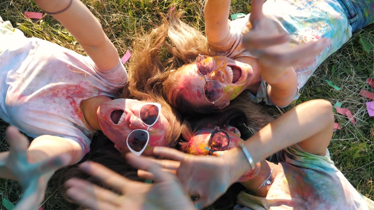 amigos celebrando el holi