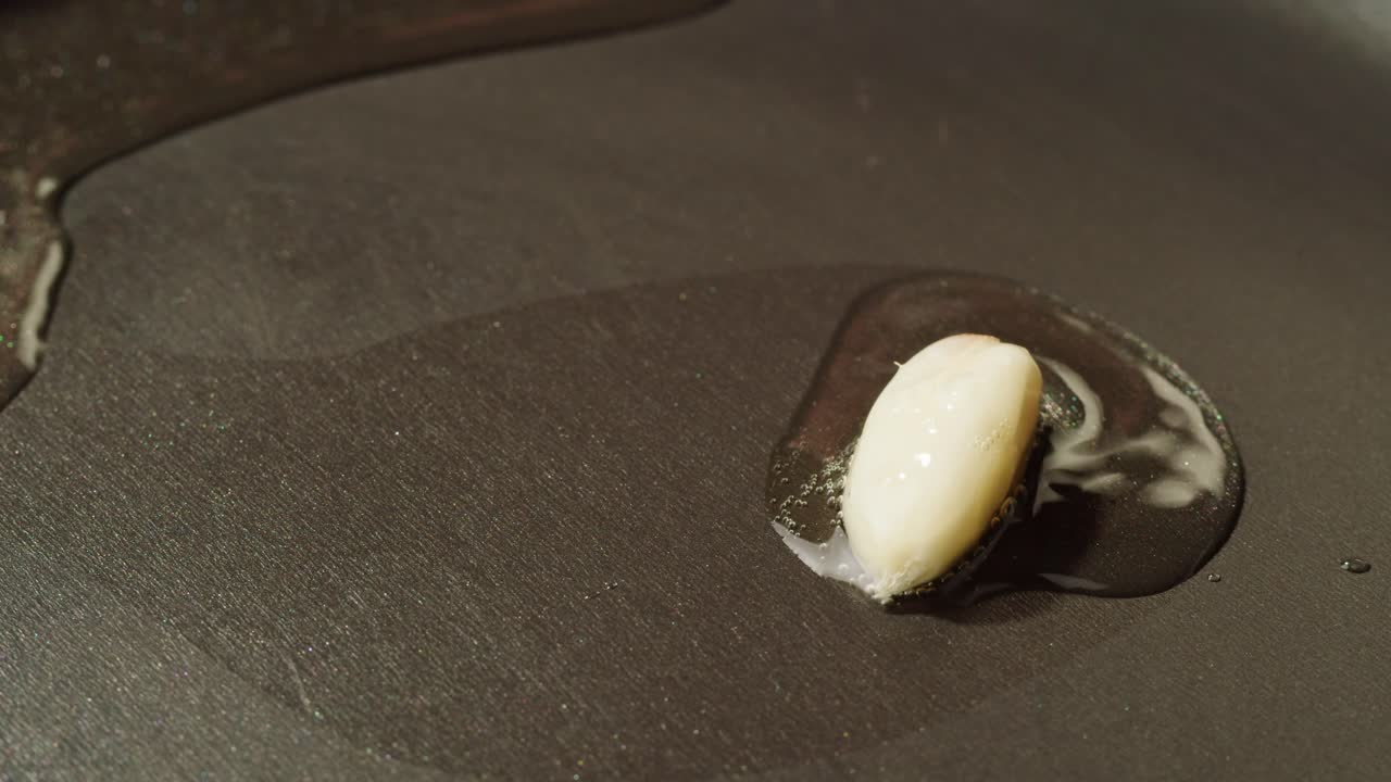 freír el ajo en una sartén