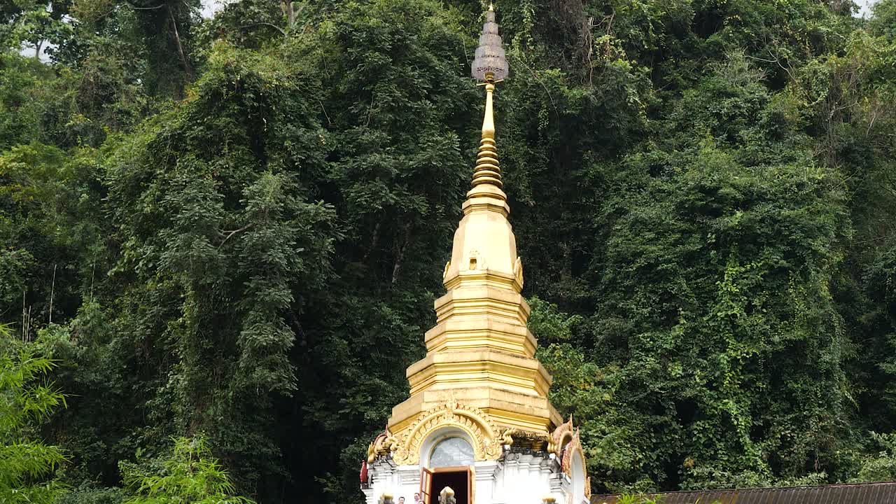 pagoda del templo dorado en la jungla wat tham pha plong, chiang dao, tailandia